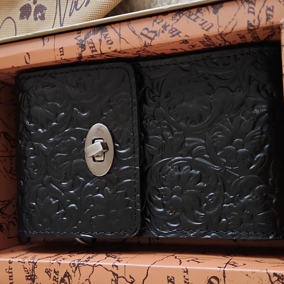 New IOB Patricia Nash Hand-tooled Black Leather Crossbody Bag 🖤 - Picture 10 of 10